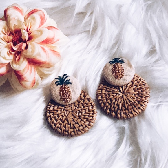 X S O L D X  Pineapple Rattan Straw Dangle - Picture 5 of 5